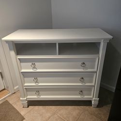 Beautiful Dresser And Night Stands 