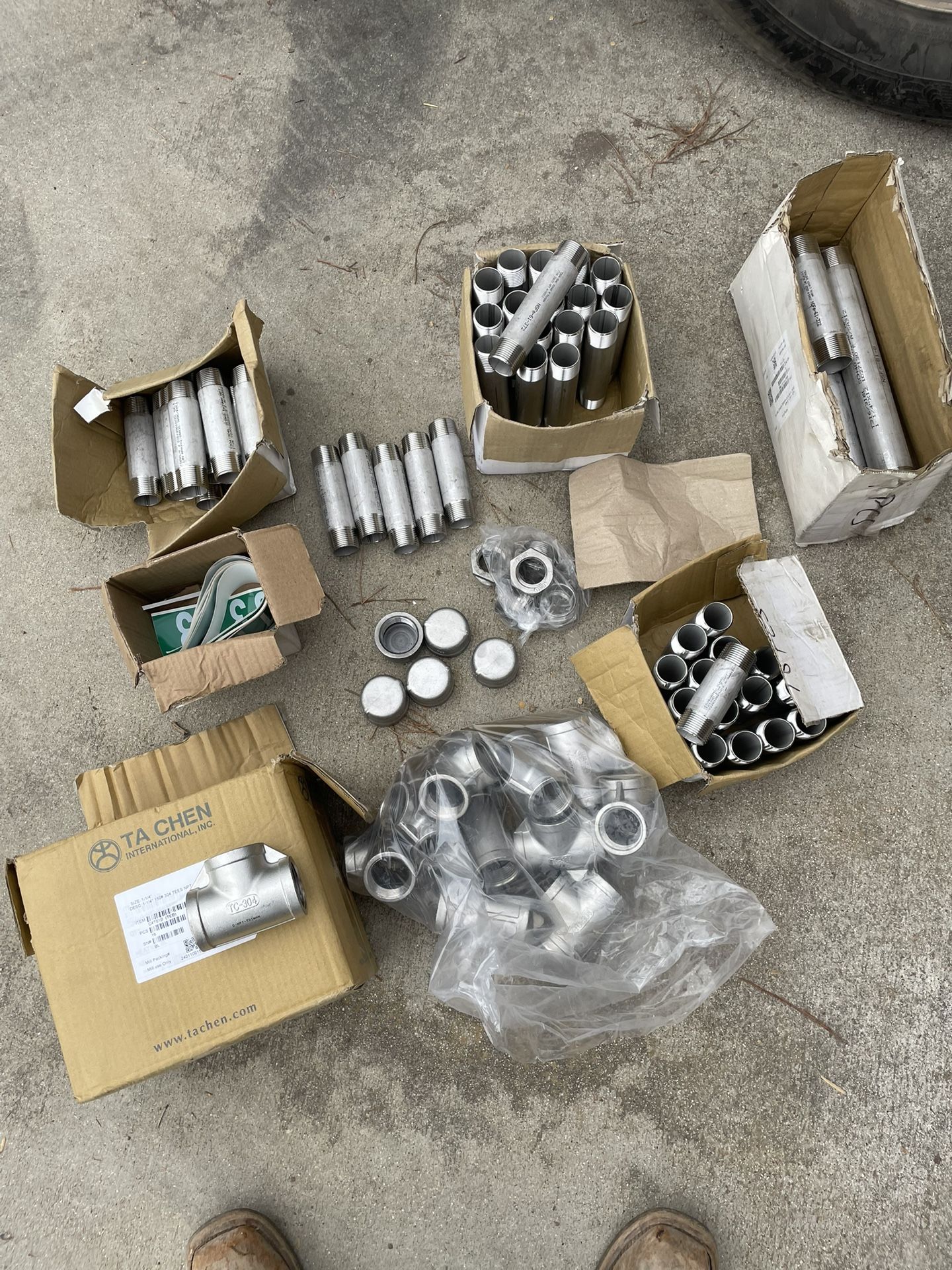 1” And 1-1/4 Stainless Steel Pipe Fittings Plugs And Ads