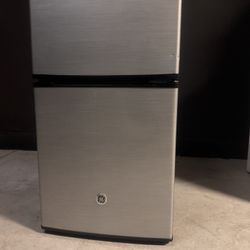 GE Refrigerator (NEW)