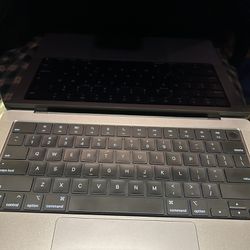 MacBook Pro Unused 1800$