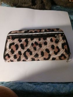 Brand new zipper in the middle to two compartments on the side of the zipper
