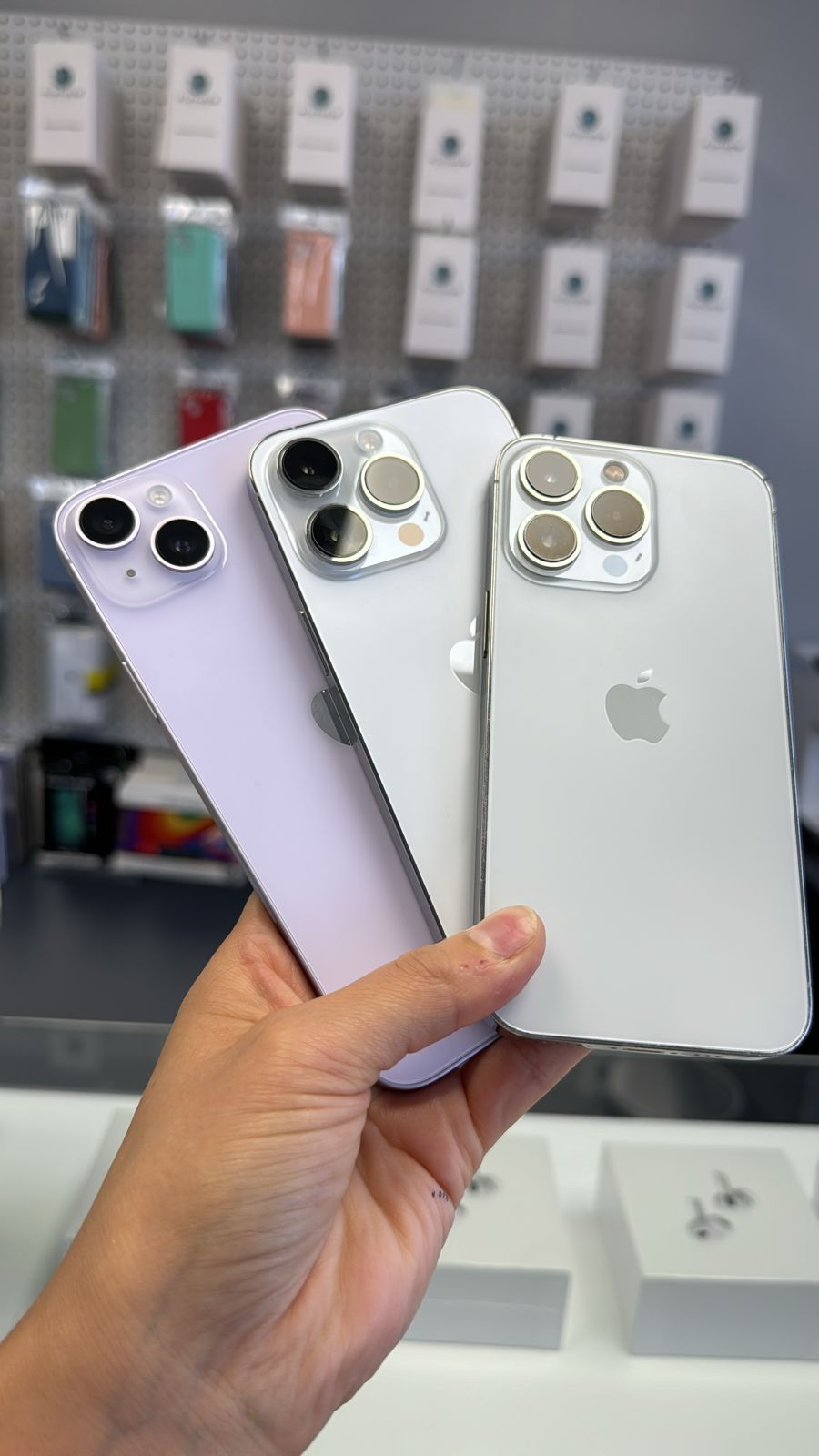 iPhone 14 Plus And 14 Pro Unlocked Includes AirPods And Case For Free !!!