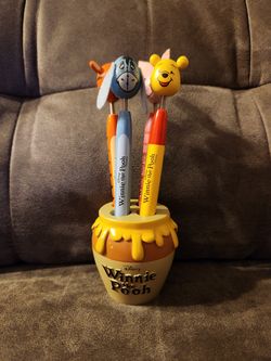 WALT DISNEY WINNIE THE POOH & FRIENDS PEN SET WITH HONEY POT HOLDER (read desc)