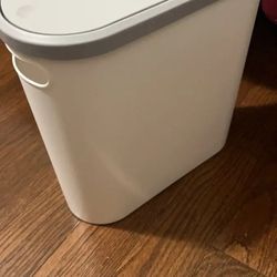 Bathroom trash can, compact and durable plastic trash can