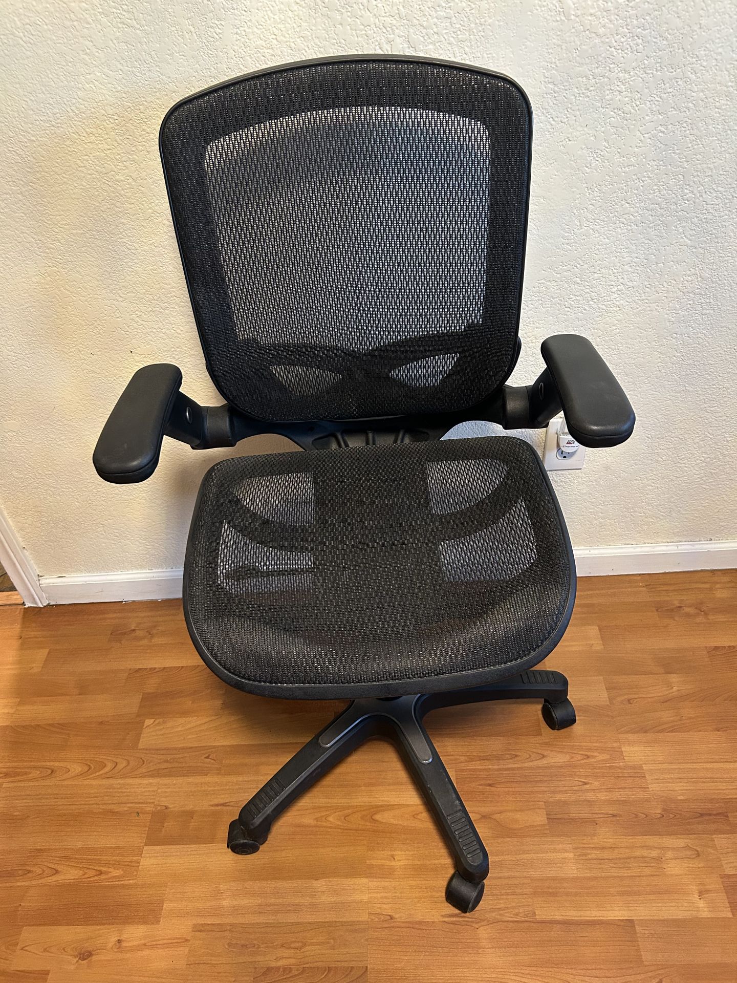 Office / Computer Chair. Very comfortable and sturdy. In excellent condition. $80 OBO. See pics. Yes, it’s Available 💪