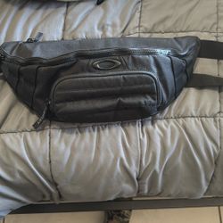 Oakley Cross Body 