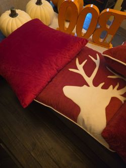 5 Christmas pillows
