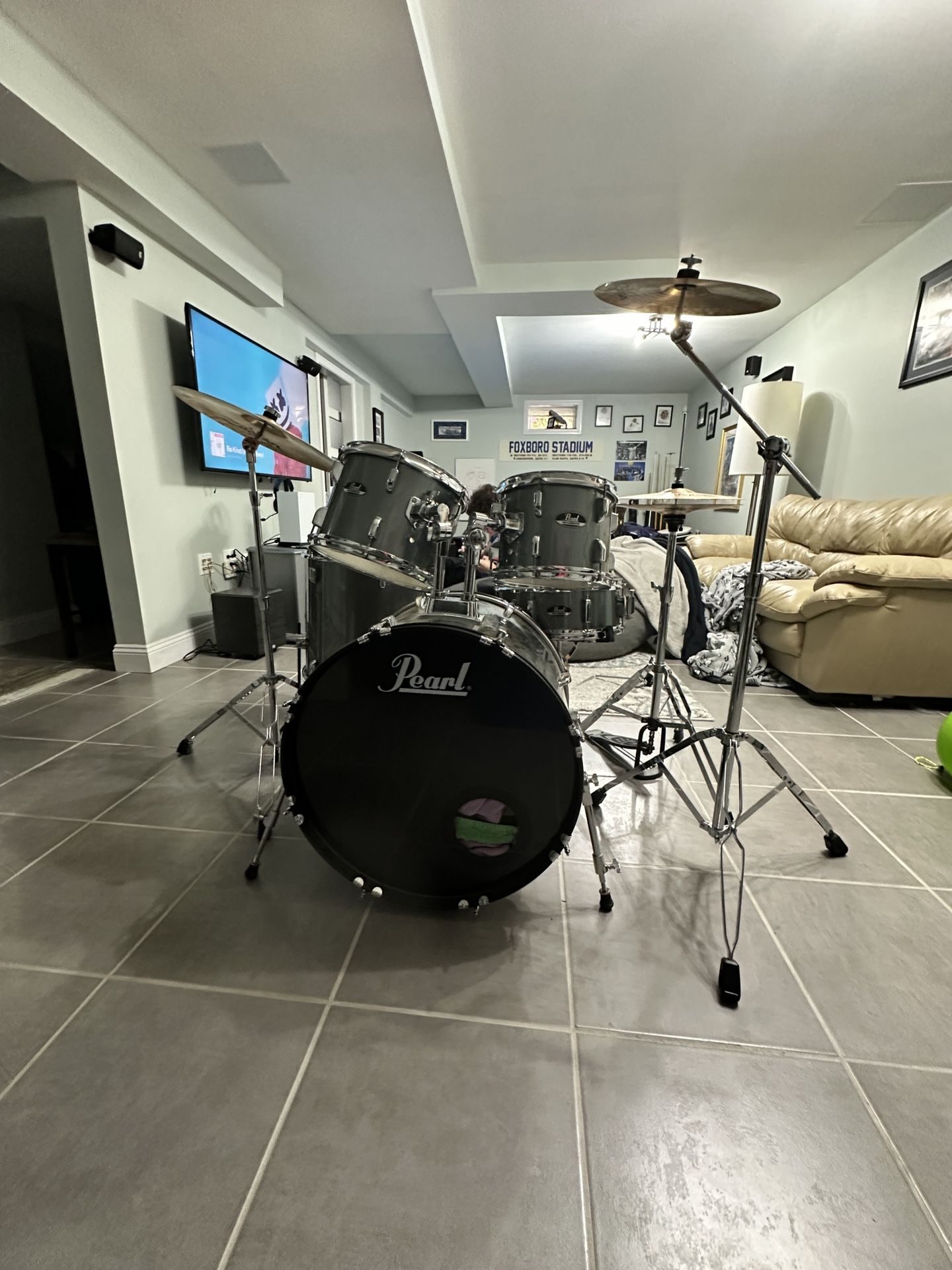 Pearl Roadshow Drum Set With Hardware And Cymbals