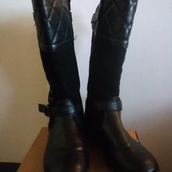 Girls black knee high boots size 4 super cute clean in great shape.zippers are perfect.