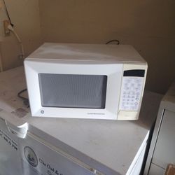 GE Turntable Microwave Mo.JES1036PWH02