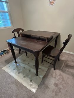 Expandable wooden table with 2 chairs