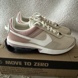 BRAND NEW  WOMENS NIKE W AIR MAX PRE-DAY. 