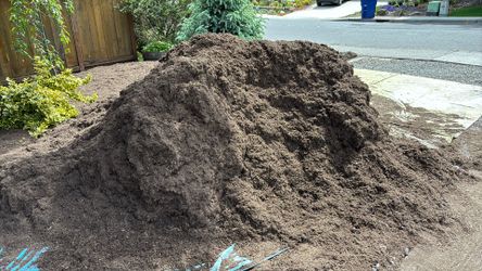 Free Pacific topsoil dark fine mulch