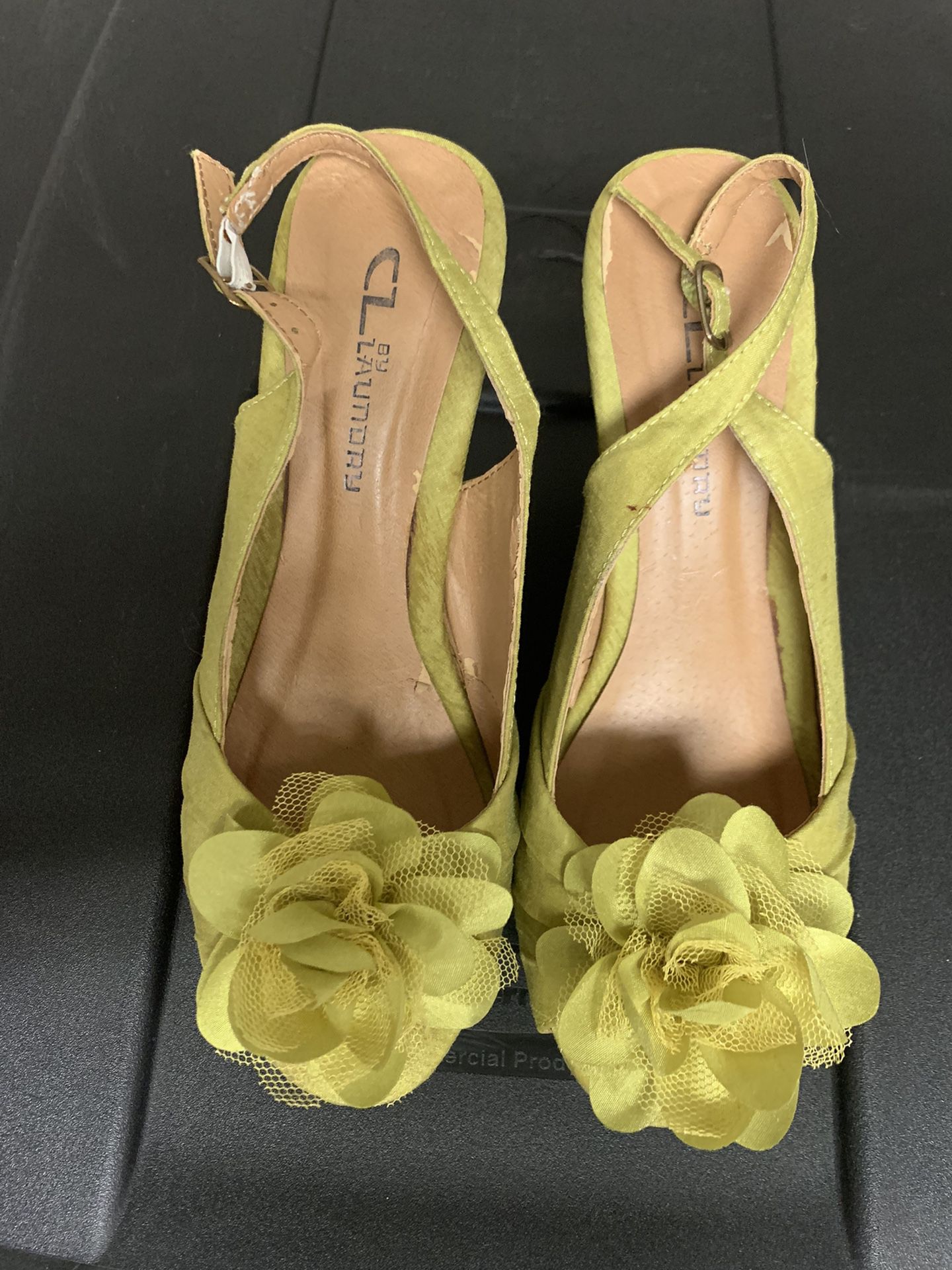 Women’s Size 6 Green Platform Sandals With Flower Detail