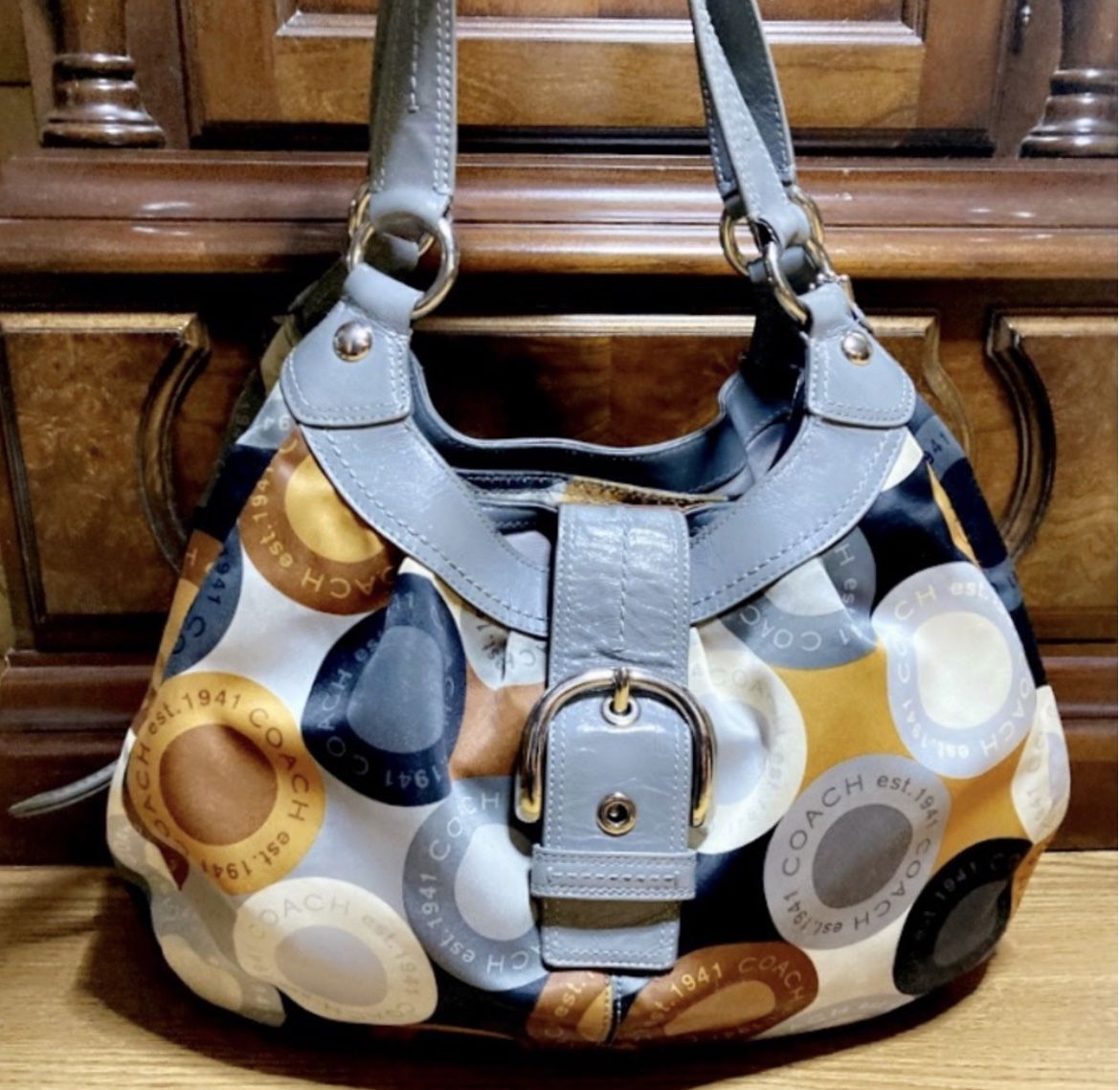 Coach purse with snap in the middle Clearance