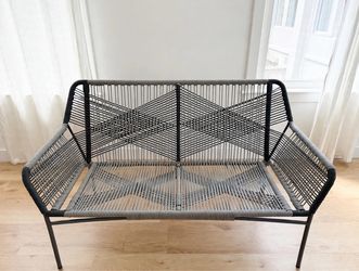woven rope loveseat (sofá de dos plazas en cuerda tejida).