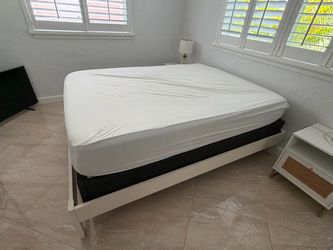Queen bed + Queen box + Casper Mattress - NEW Condition