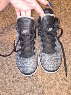 Black and white size 8 nike basketball shoes