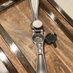 NEVER USED Pampered Chef Garlic Press #2575 + cleaning tool (aluminum with nonstick silicone based coating, extra large hopper can also be used with g
