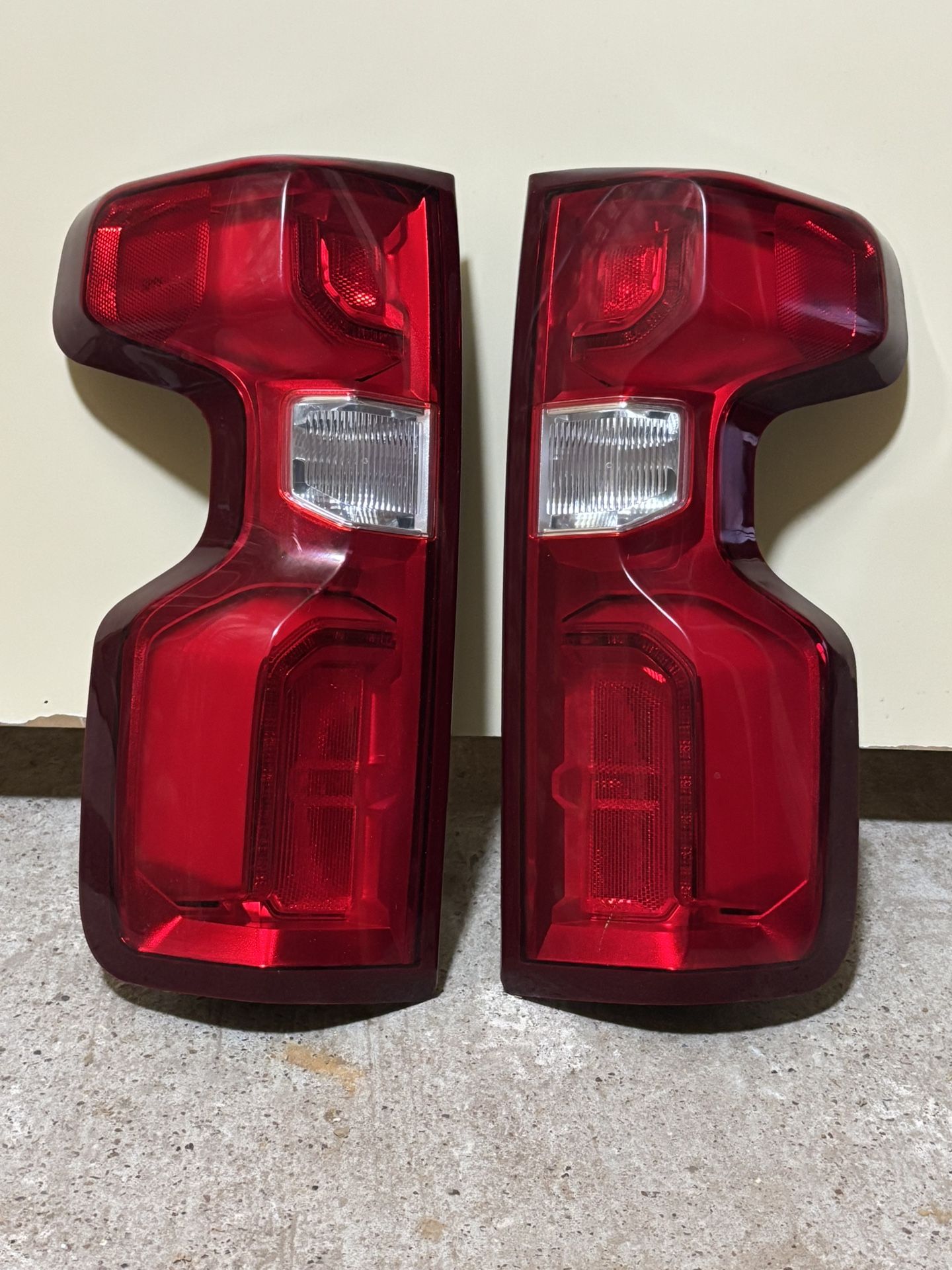 2019 UP 2025 CHEVY SILVERADO 1500 TAILLIGHTS