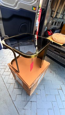 mesa auxiliar o mesa de centro lateral ( side table o end table)