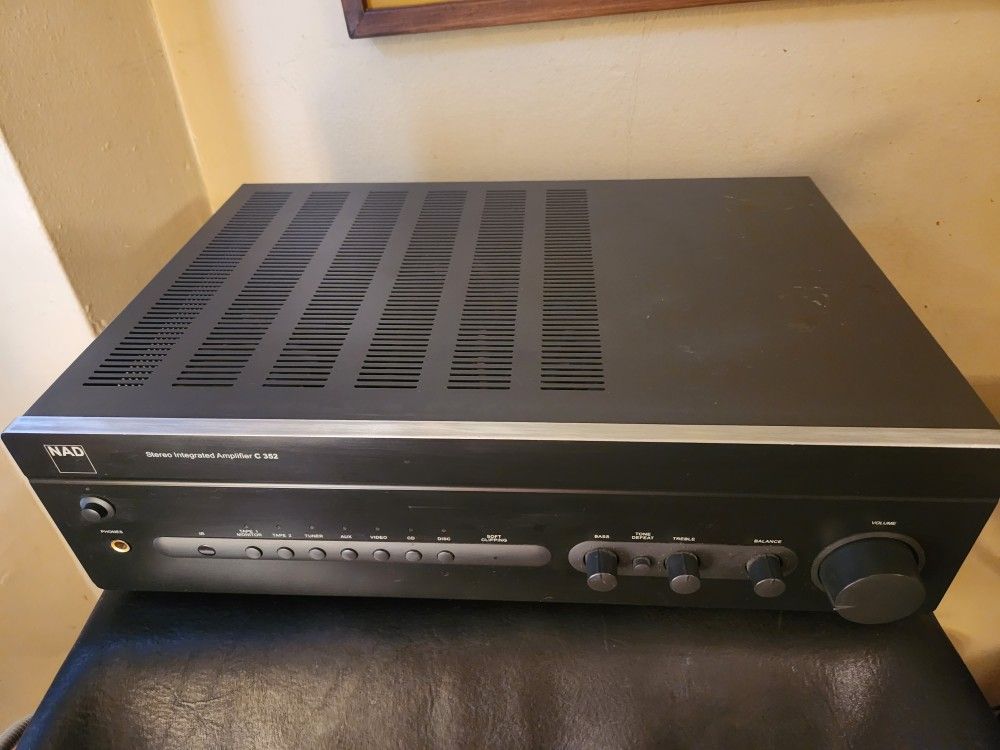 NAD C352 INTEGRATED Amplifier - 80 WPC