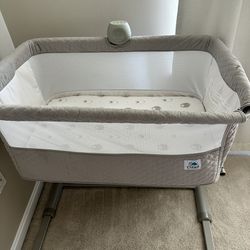 Bassinet with sheet