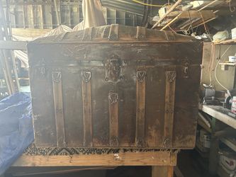 vintage Louis Vuitton steamer trunk 