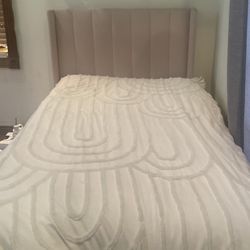 2 Blush Twin Beds W Mattresses 