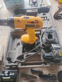 DeWalt 27842 drill with charger and two batteries