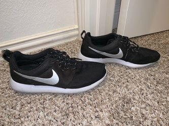 Black Nike Roshe size 7.5 women’s