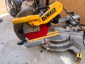 DeWalt Sliding Compound Miter Saw