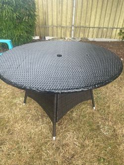 Nice wicker patio table ( 4 feet ) it is excellent