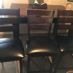 Comedor Tres Sillas Y Una Grande Sin Respaldo