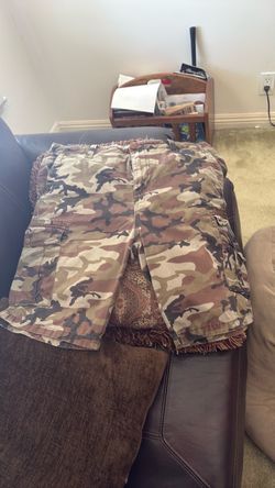 Quicksilver Camo Cotton shorts size 34 Excellent.