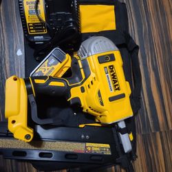 Dewalt 20v Xr 21° Plastic Collated Framing Nailer Kit 