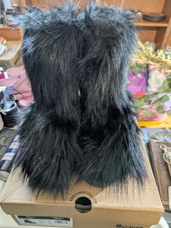 New faux fur woman's boots / slippers size 9 black