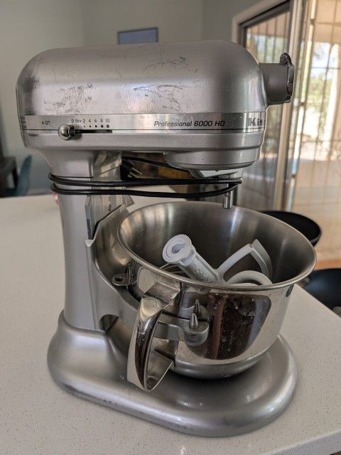 KitchenAid 6 Qt Professional 6000 HD Mixer With Attachments