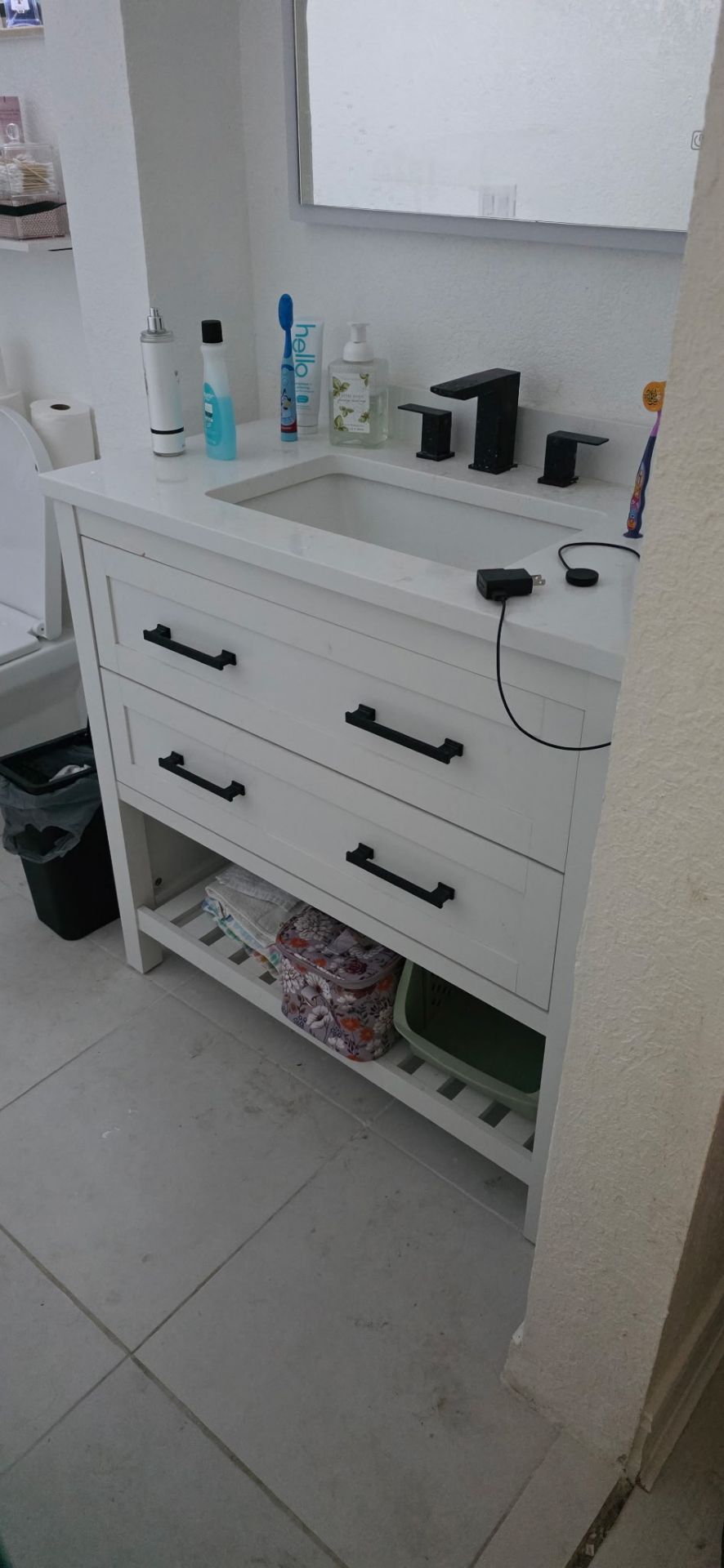 Bathroom vanity 36 inch white is complet with the faucets include esta en perfect Condition