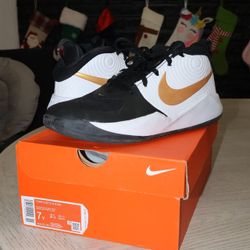 Nike Team Hustle  (7Y)