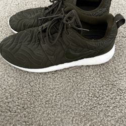 Nike Roshe Run in Olive Green