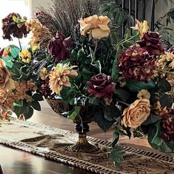 Arrangement flowers with vase World Decor