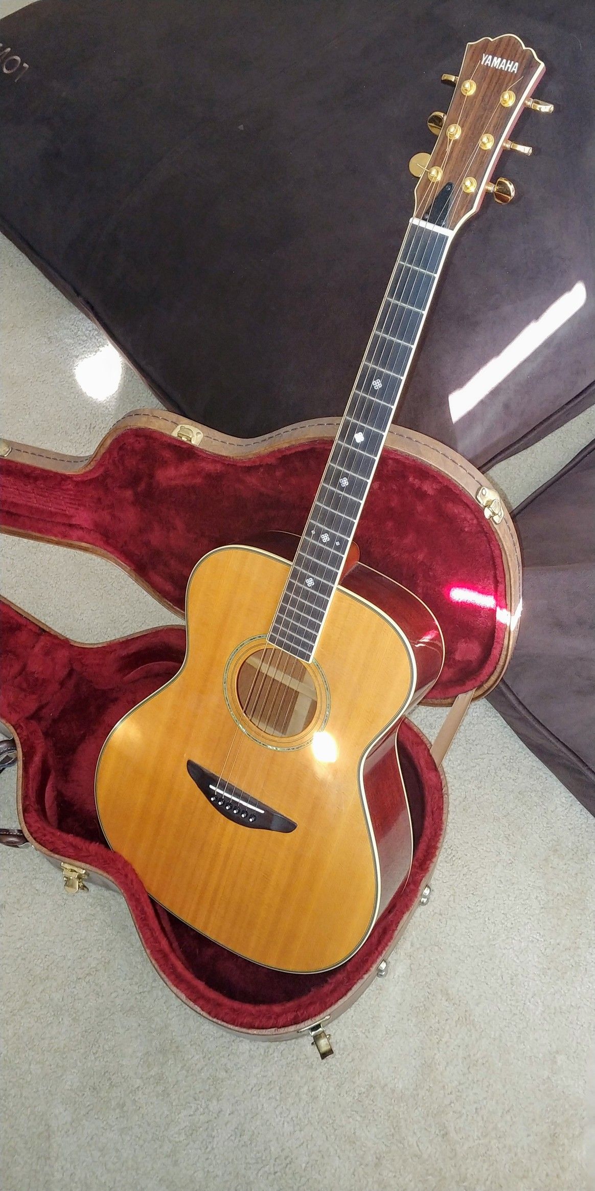 Yamaha LS400 Acoustic Guitar