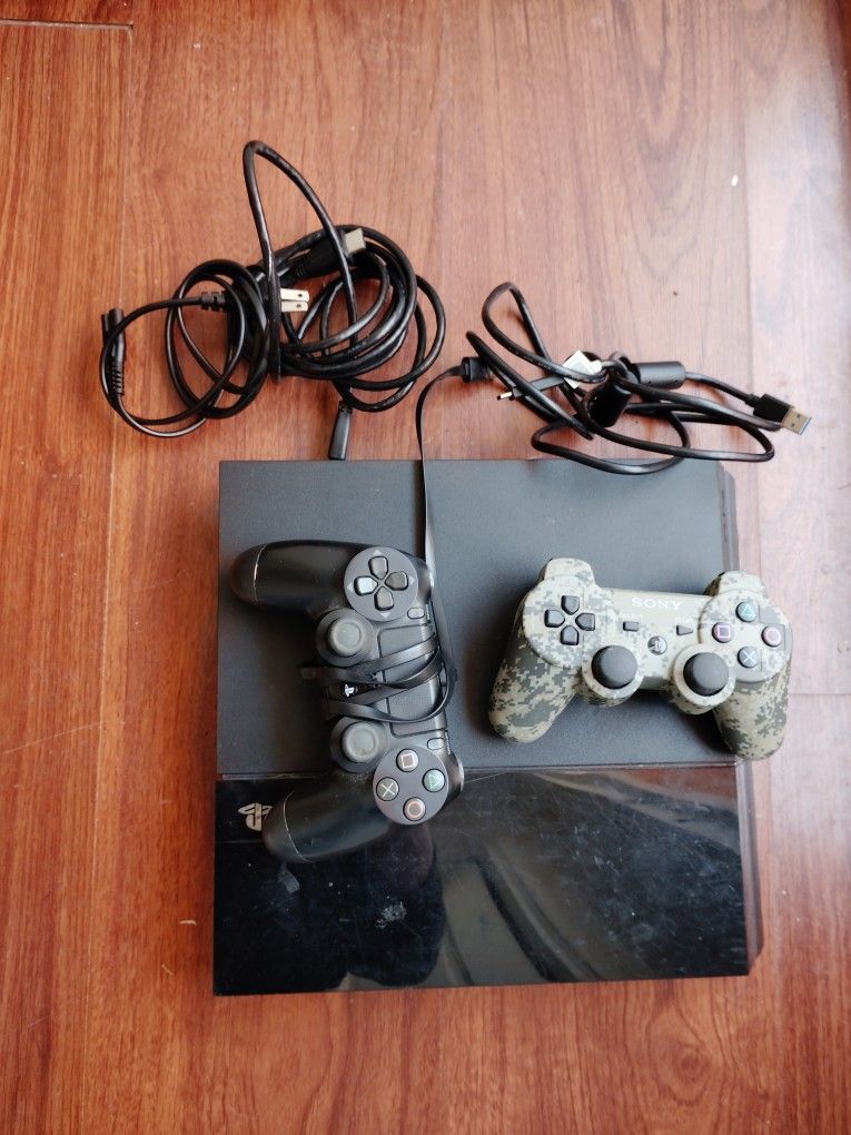 PS4 Two Controllers 500 GB With Grand Theft Auto IV And All The Plugs