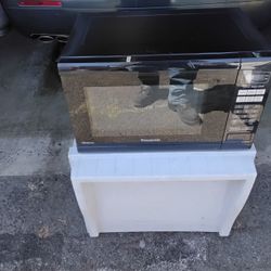 Nice Black Panasonic Microwave Oven With Tubo Defrost OEM Very Clean Like New. 