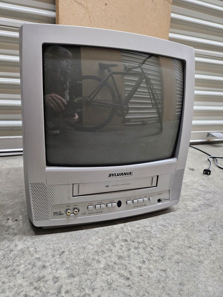 SYLVANIA SRC22134 13" TV VCR Combo RETRO GAMING CRT