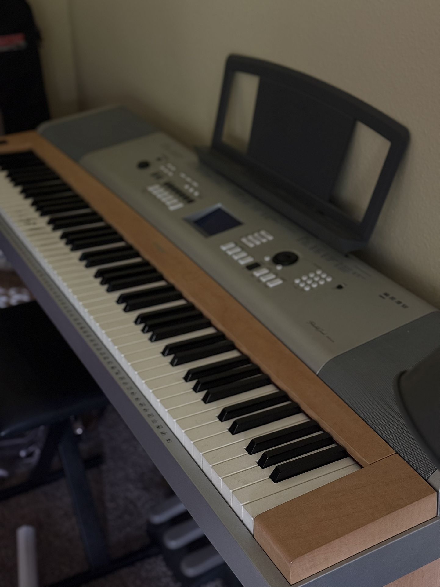 YAMAHA ELECTRONIC PIANO