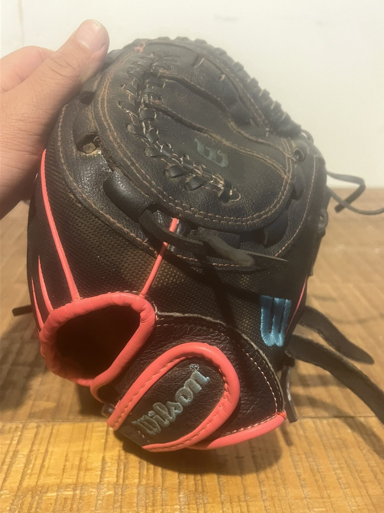 Wilson Girl Or Women’s Fast pitch Glove. Right Hand Throwers.