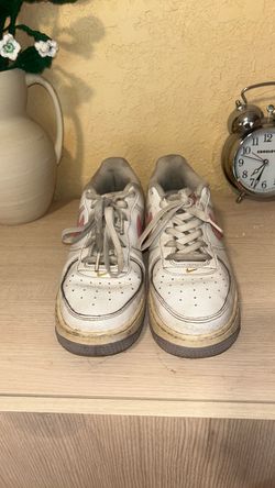 Woman size 8-9 Air Force shoes