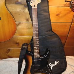 Fender Squire Strat with Soft Shell and Strap